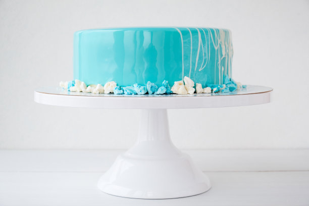 蛋糕以海洋、大海为主题，装饰以蓝色镜面釉为白色背景。图片下载