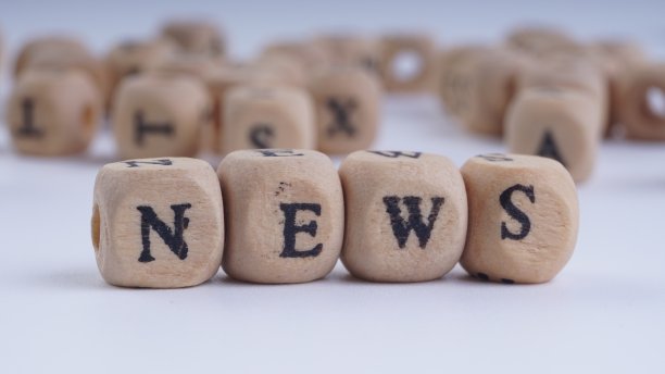 新闻题词木制字母在白色的背景图片下载