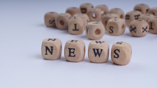 新闻题词木制字母在白色的背景图片下载