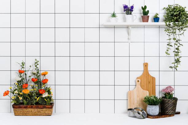 白色的桌子上摆放着各种厨房用具。图片下载