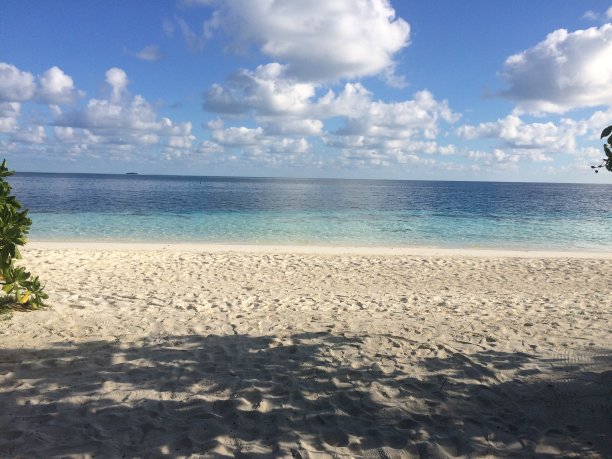 蓝天沙滩风景图片下载