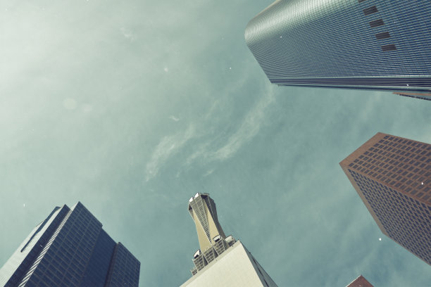 低广角拍摄的摩天大楼，商业建筑在美国市中心。复古的图片风格，背景展示。图片下载