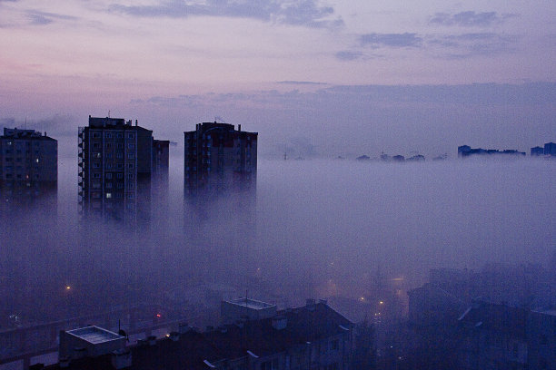 雾笼罩着城市图片下载