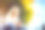 公园高原上的金发女孩用智能手机倾斜图片下载
