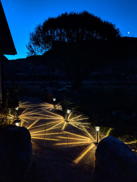 新月在犹他州罗克维尔的南台面升起时，人行道上的灯光在清晨亮起图片下载