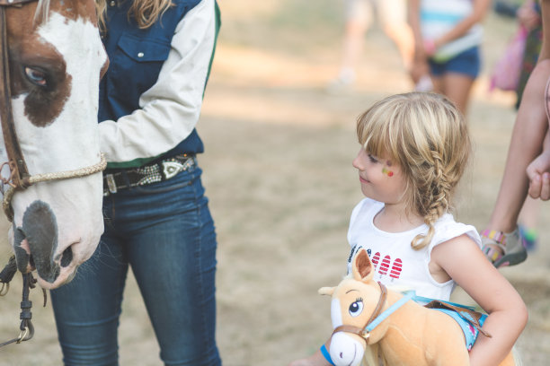一个小女孩抱着毛绒玩具，一只真马图片下载