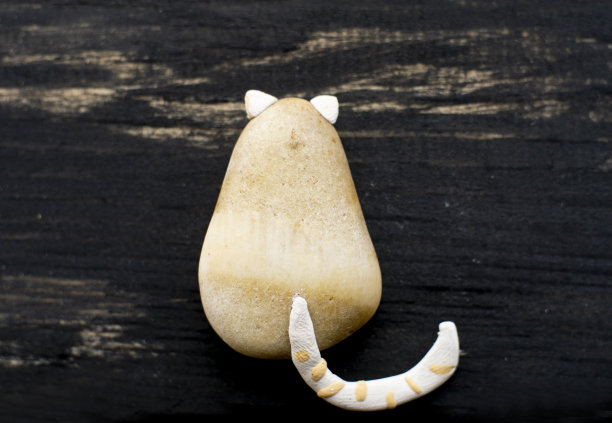 小猫，用鹅卵石和粘土手工制作的图片下载