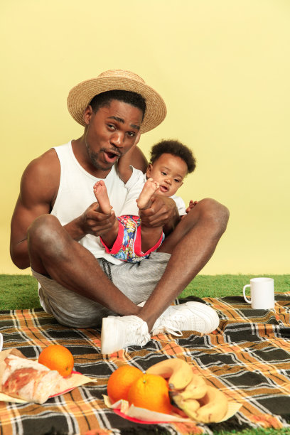 快乐的家庭在工作室野餐图片下载