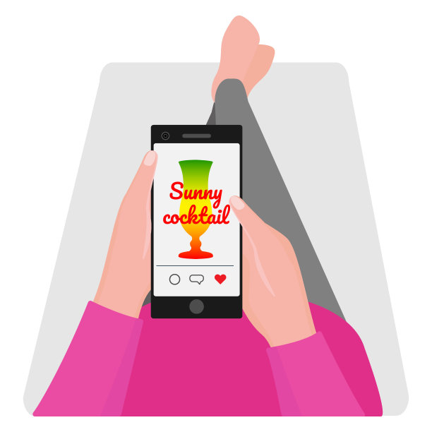 手拿着手机，躺在沙发上。查看照片图片下载