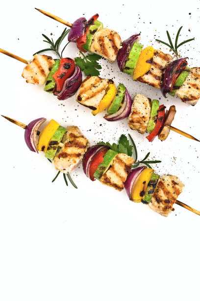 烤鸡肉串或烤肉串配蔬菜串。食物在白色背景烤肉串上图片下载