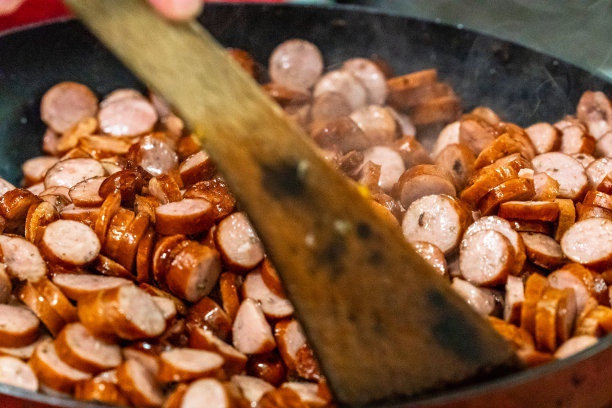 详细的特写照片切片香肠被烤在煎锅上-厨房设置图片下载