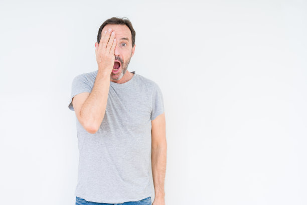 打着疲倦的哈欠，用手捂住半边脸、眼睛和嘴。脸疼。图片下载