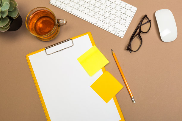 办公室书桌桌子与剪贴板键盘眼镜，多汁的颜色贴纸和茶。模拟模板。前视图。——图片图片下载