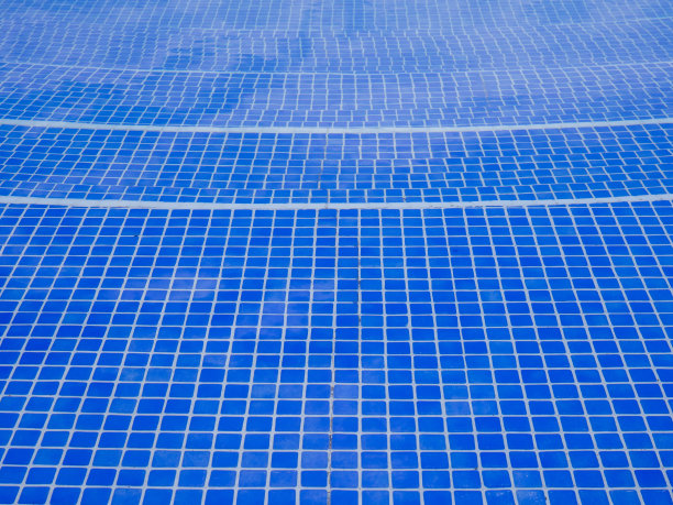 游泳池水下面的楼梯图片下载