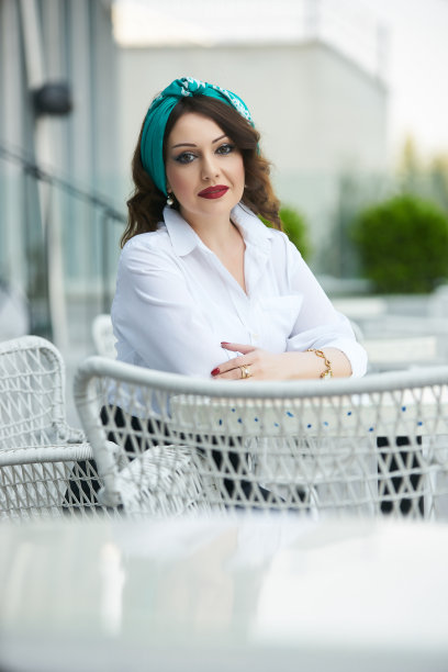 美丽微笑的女人穿着白衬衫和黑裙子图片下载