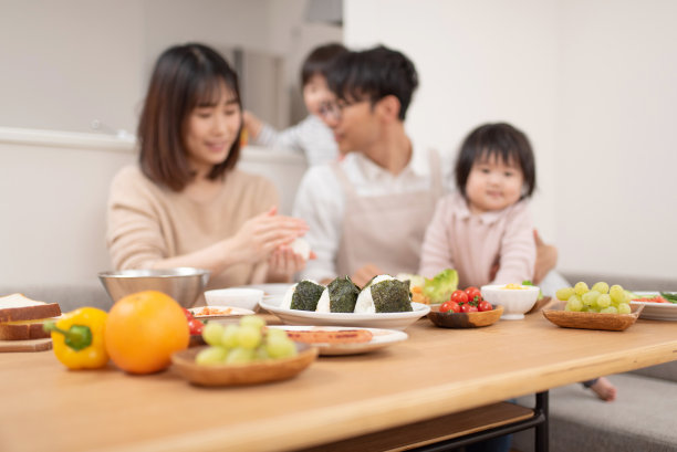 妈妈和家人一起做饭团图片下载