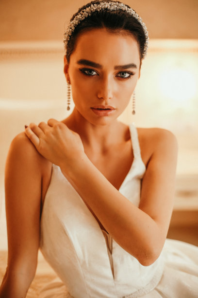 时尚照片美丽的新娘与黑色的头发在豪华的婚纱图片下载