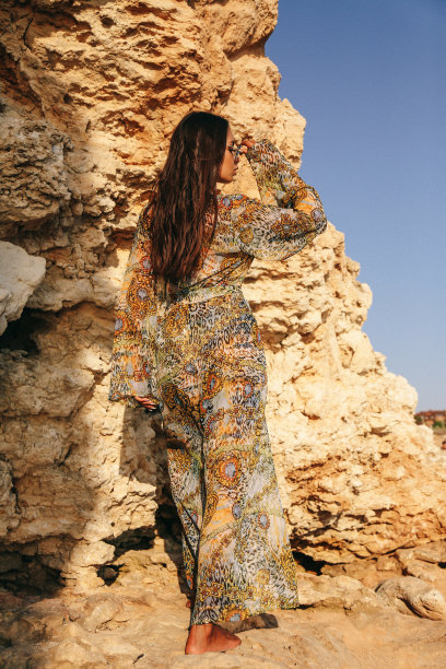 时尚照片美丽的女孩黑发在优雅的泳衣摆姿势在夏天的海滩图片下载