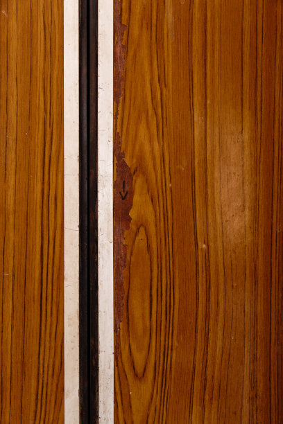 前苏联时期拉脱维亚里加的一栋苏联建筑里的老式电梯图片下载