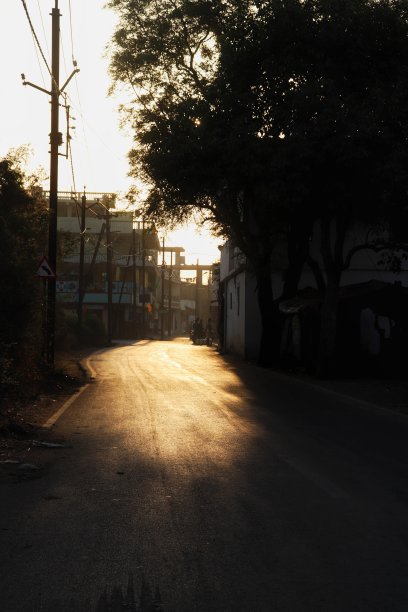 阳光在早晨的街道上图片下载