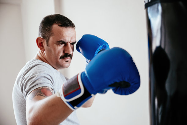 用沙袋练拳击图片下载