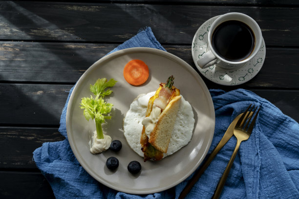 自制早餐:芦笋培根烤面包卷图片下载