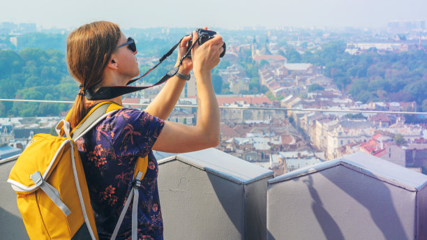年轻的女孩游客拍摄的风景图片下载