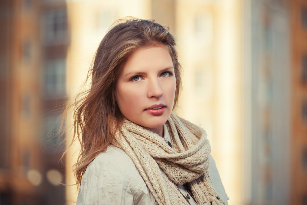 年轻的时尚女孩穿着白衬衫和围巾走在城市的街道上图片下载