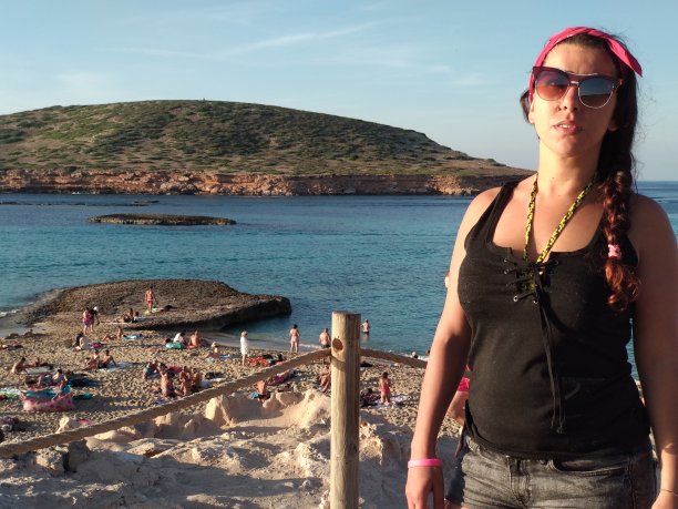 一个白人女孩在伊比沙岛度假。卡拉孔德的日落。图片下载