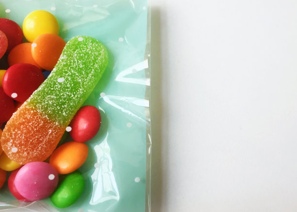 糖果装在塑料容器里图片下载