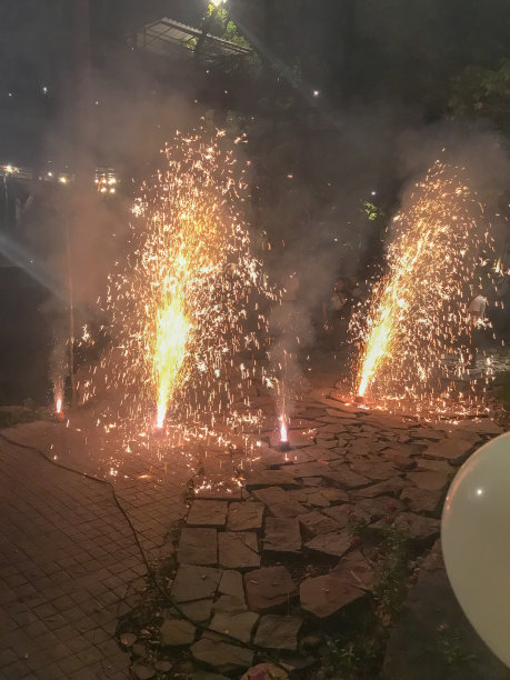 晚上在地上放烟火图片下载