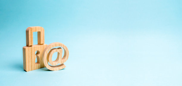 保护数据和个人信息。黑客攻击，黑客攻击，病毒。保障个人资料及通讯私隐。可靠的帖子。电子邮件符号和锁。横幅图片下载