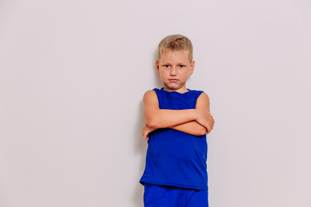 白色背景下，蓝色身材，皮肤黝黑的男孩图片下载