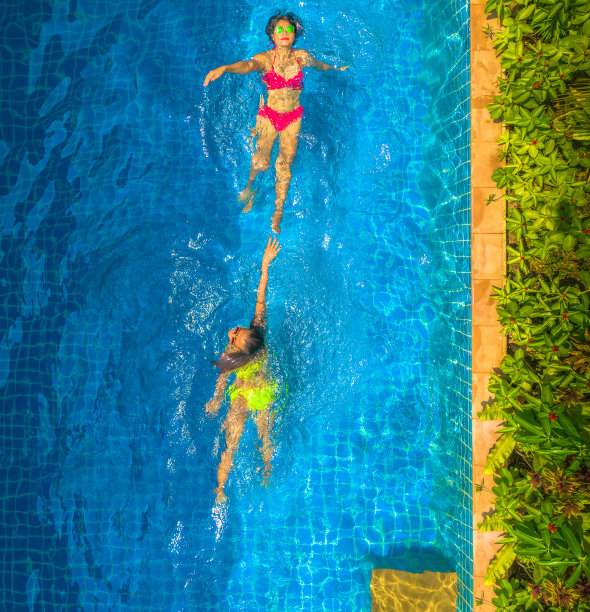 鸟瞰图妇女在游泳池图片下载