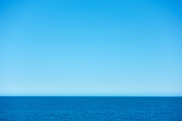 蔚蓝的大海和晴朗的天空图片下载