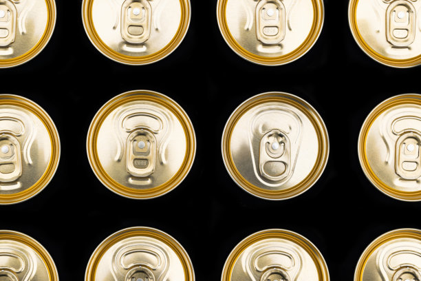 近距离的照片铝罐头在一个raw。铝可以背景。能模式。饮料铝罐。可以喝。用于包装饮料的金属容器。图片下载