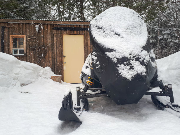 雪地摩托在森林掩体前过冬图片下载