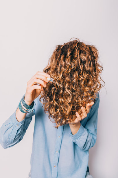 穿着蓝色衬衫的年轻女子图片下载