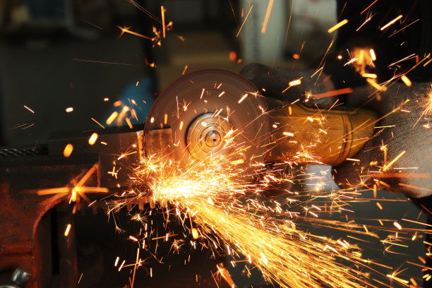 这家企业戴手套的工人当磨工图片下载