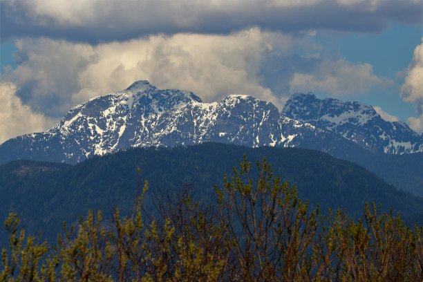 冰雪覆盖的海岸山脉(金耳朵)的山峰环绕着加拿大不列颠哥伦比亚省弗雷泽谷的皮特河和皮特湖图片下载
