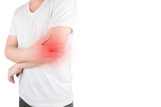 英俊的年轻亚洲人穿着白色t恤与肘关节疼痛医疗保健和医疗概念孤立在白色背景，剪切路径图片下载