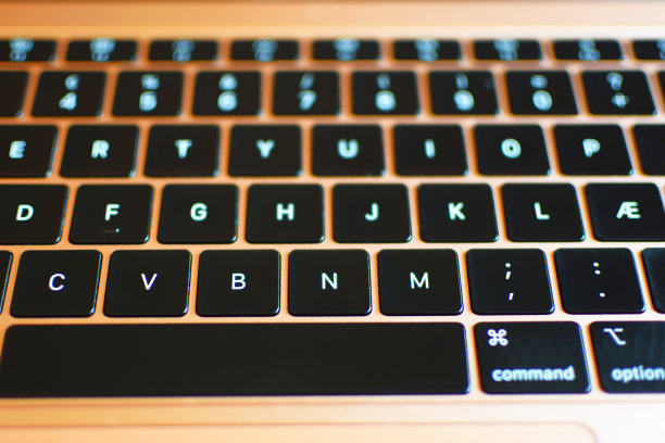 玫瑰金笔记本黑色键盘图片下载