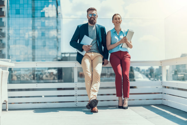 愉快的伙伴休息在户外的现代小工具图片下载