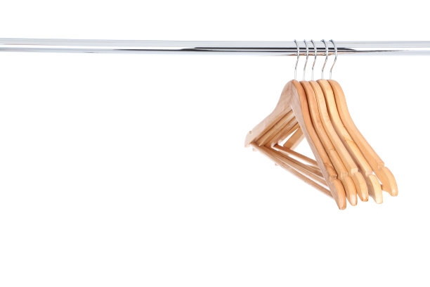 挂在白色背景上的木制衣架图片下载