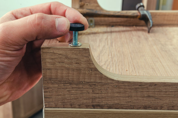 组装家具，将桌腿安装在桌身上图片下载