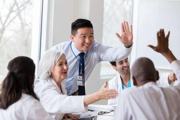 医院主管在会议中举手击掌图片下载