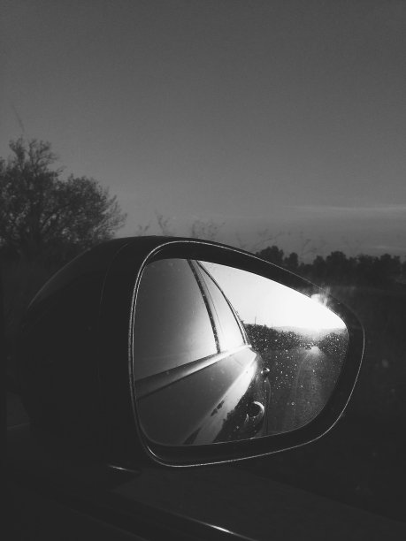 在汽车的后视镜里可以看到道路的背面图片下载