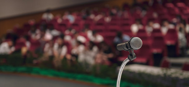 在研讨会或会议厅的桌子上的麦克风图片下载