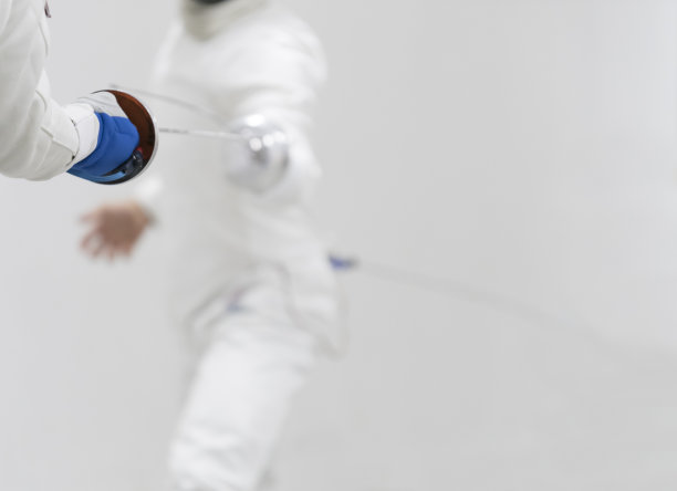 两位职业击剑选手在花剑比赛中展示了高超的剑术。图片下载