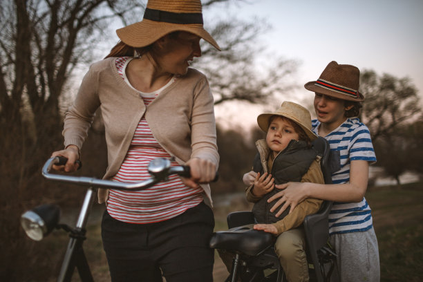 和妈妈一起骑车图片下载